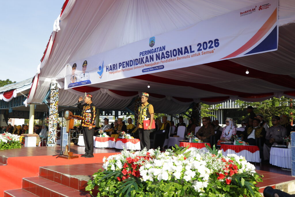 Pimpin Upacara Hardiknas 2026, Gubernur Serukan Penguatan Pendidikan Nasional