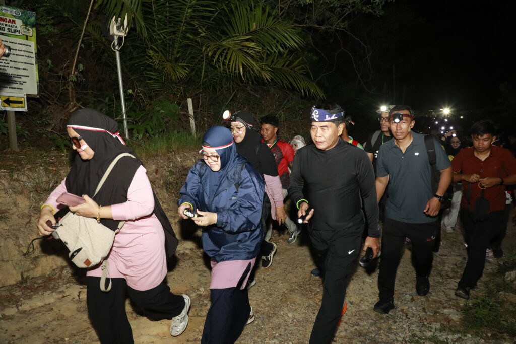 Gubernur Ikut Run Night Slipi, 600 Peserta Ramaikan Lari 7,5 Kilometer