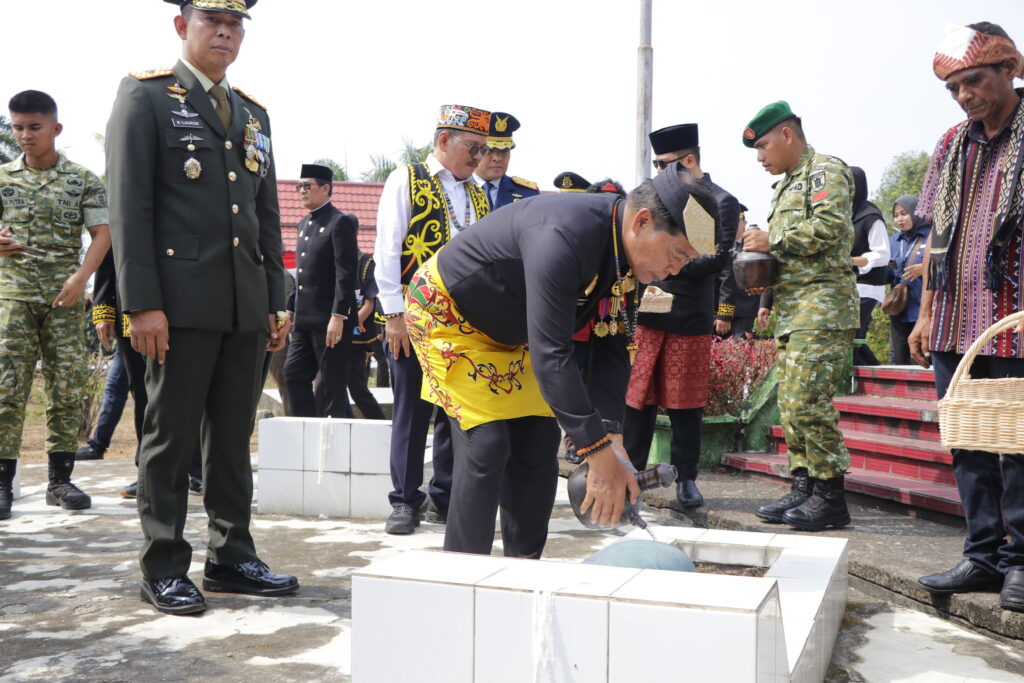 Ziarah TMP Telabang Bangsa, Gubernur Ajak Generasi Muda Jaga Semangat Pahlawan